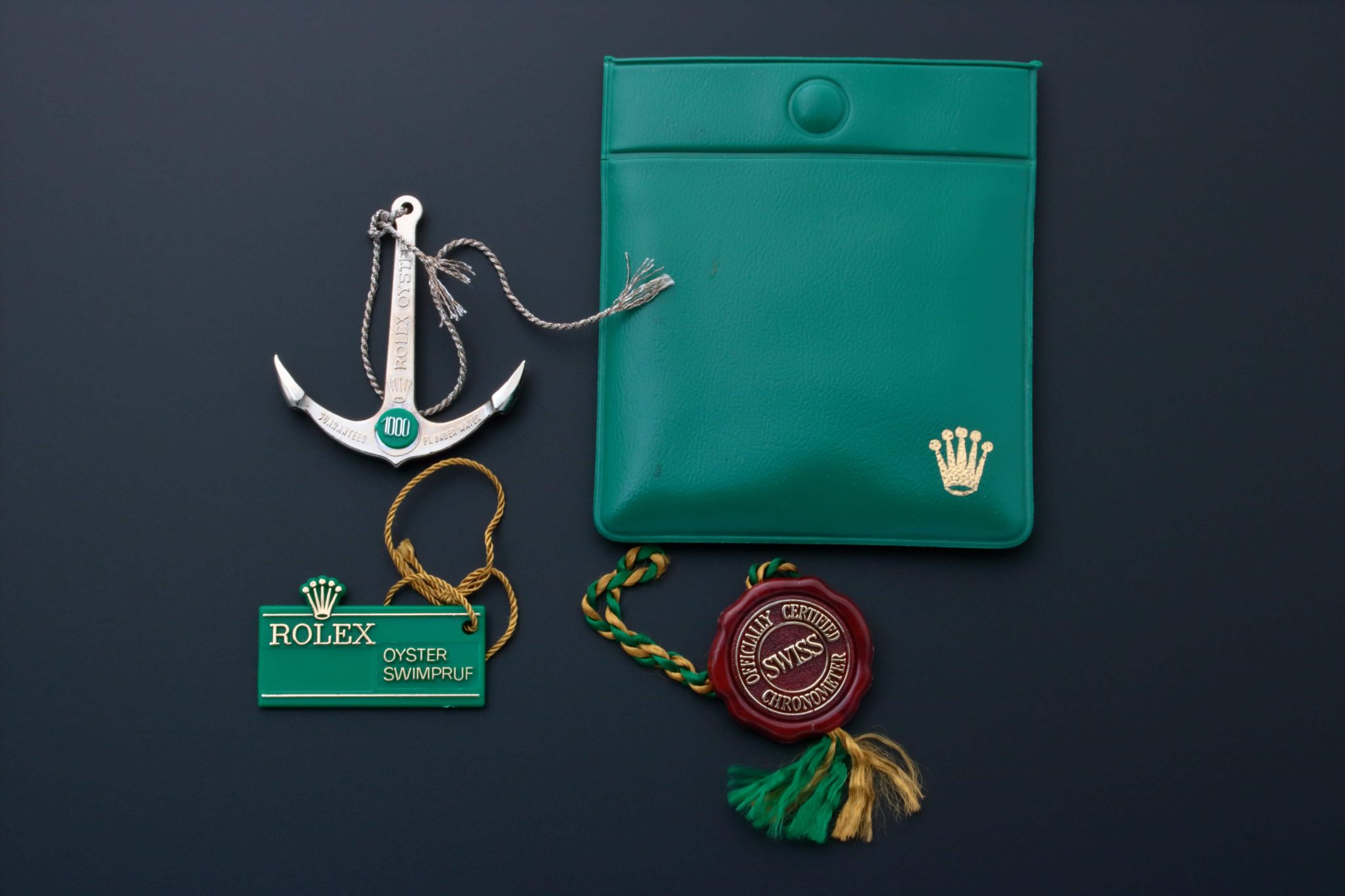 Lot #13522 – Rolex Green Dot Anchor Hang Tags Pouch Lot #13522 – Rolex Green Dot Anchor Hang Tags Pouch Accessories Lot #13522 – Rolex Green Dot Anchor Hang Tags Pouch Accessories Rolex 5513 Anchor